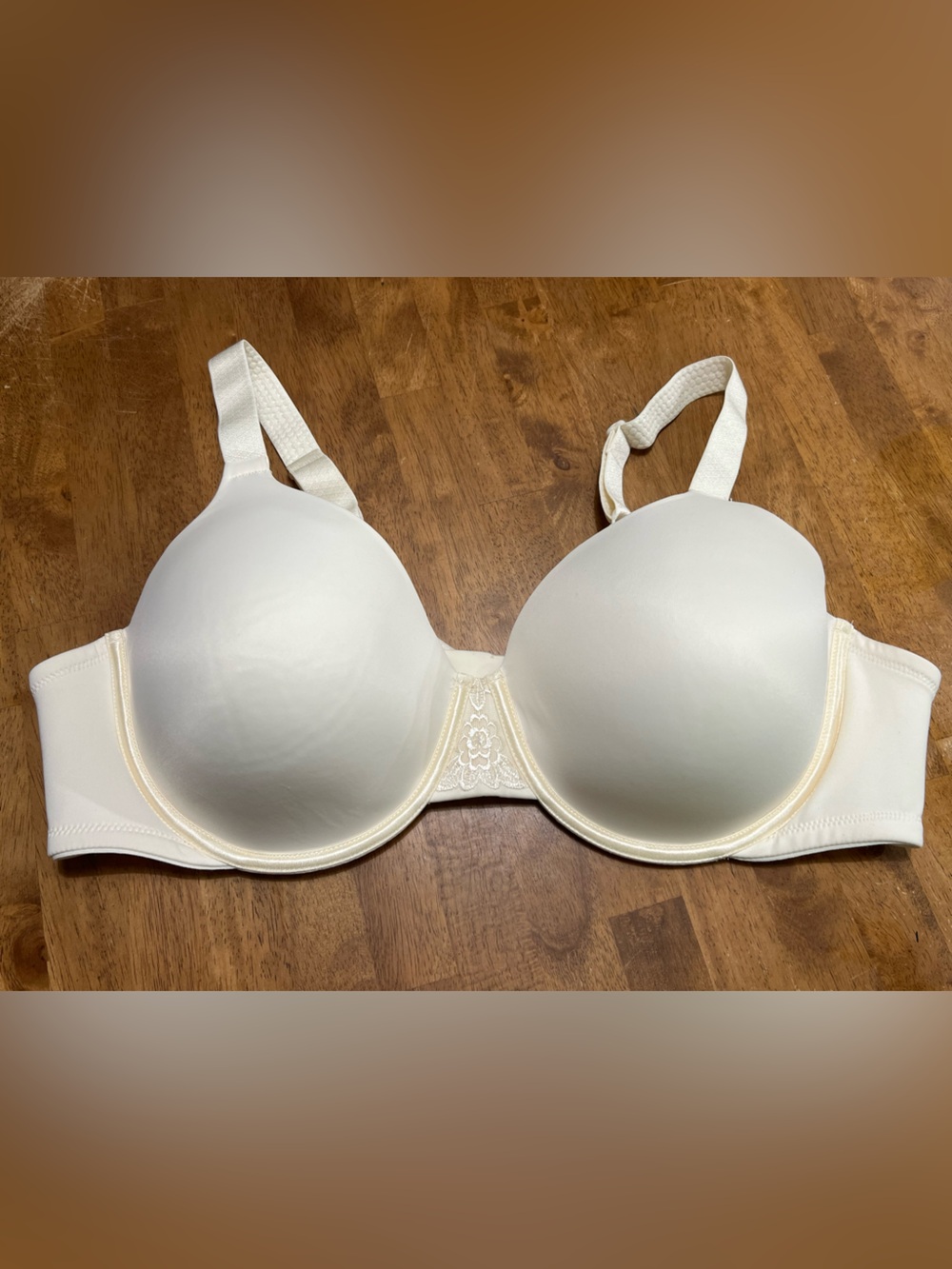 Vanity Fair Smooth Molded Bra in Ivory - NWOT